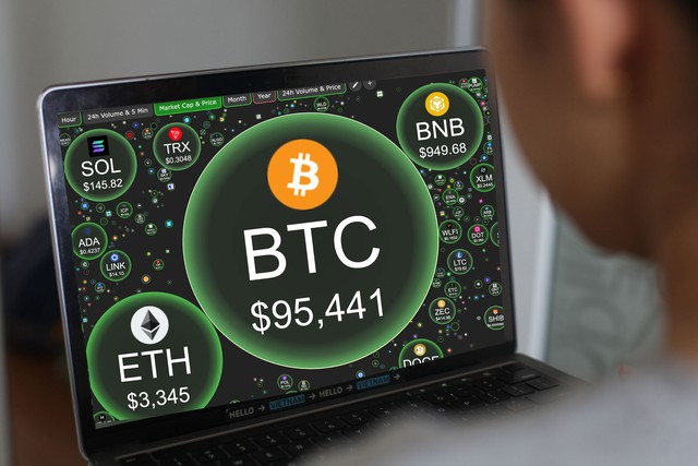 Gi&aacute; Bitcoin h&ocirc;m nay 14.1.2026: BTC tăng mạnh nhưng người chơi mất hơn nửa tỉ USD - Ảnh 1.