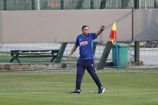 HLV Mai Đức Chung trở lại s&acirc;n tập c&ugrave;ng đội tuyển nữ Việt Nam: 'T&ocirc;i vẫn kh&aacute;t vọng cống hiến'- Ảnh 3.