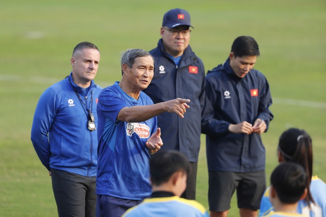 HLV Mai Đức Chung trở lại s&acirc;n tập c&ugrave;ng đội tuyển nữ Việt Nam: 'T&ocirc;i vẫn kh&aacute;t vọng cống hiến'- Ảnh 1.