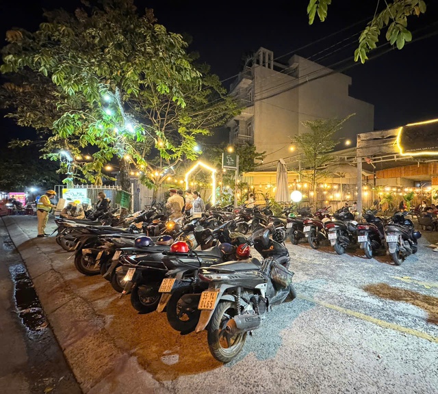 CSGT An Sương lập bi&ecirc;n bản c&aacute;c trường hợp đỗ xe m&aacute;y tr&ecirc;n vỉa h&egrave; tr&aacute;i ph&eacute;p - Ảnh 1.