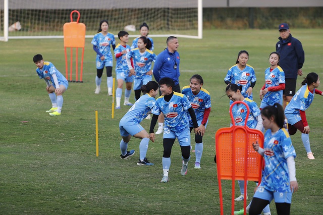 HLV Mai Đức Chung trở lại s&acirc;n tập c&ugrave;ng đội tuyển nữ Việt Nam: 'T&ocirc;i vẫn kh&aacute;t vọng cống hiến'- Ảnh 5.