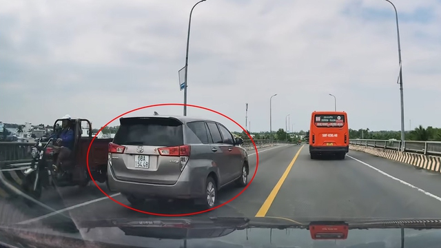 Đề nghị phạt nghi&ecirc;m t&agrave;i xế l&aacute;i &ocirc; t&ocirc; con ph&oacute;ng nhanh, vượt ẩu tr&ecirc;n cầu - Ảnh 1.