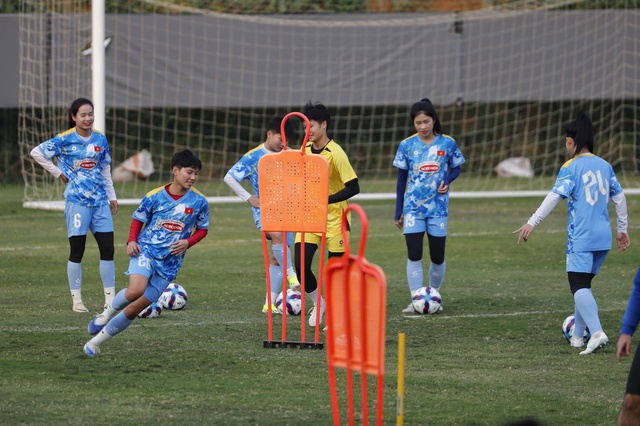 HLV Mai Đức Chung trở lại s&acirc;n tập c&ugrave;ng đội tuyển nữ Việt Nam: 'T&ocirc;i vẫn kh&aacute;t vọng cống hiến'- Ảnh 4.