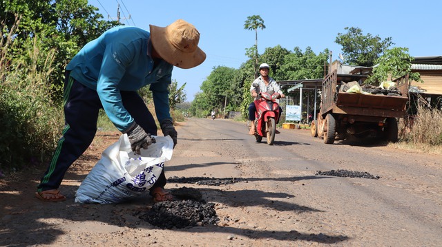 &Ocirc;ng Dũng khuyết tật đội nắng v&aacute; đường ở Đồng Nai, c&oacute; tiền cũng kh&ocirc;ng l&agrave;m được- Ảnh 6.