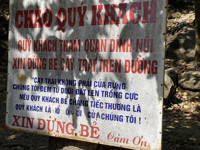 Thông báo không hái trái cây trên đường leo núi Bà Đen khiến nhiều người ngỡ ngàng - Ảnh 2.