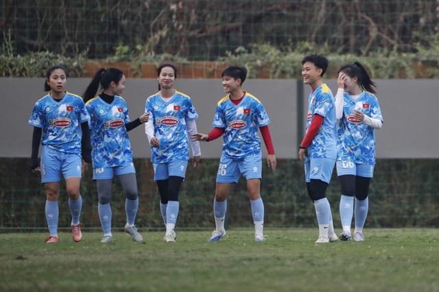 HLV Mai Đức Chung trở lại s&acirc;n tập c&ugrave;ng đội tuyển nữ Việt Nam: 'T&ocirc;i vẫn kh&aacute;t vọng cống hiến'- Ảnh 2.