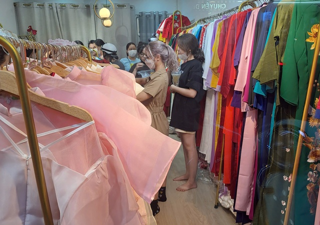Dịch vụ cho thu&ecirc; &aacute;o d&agrave;i đắt kh&aacute;ch dịp cuối năm - Ảnh 2.