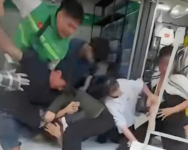 Điều tra vụ 2 nhóm người ẩu đả do mâu thuẫn kinh doanh ở Nha Trang - Ảnh 1.