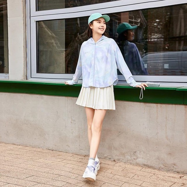 Áo khoác và giày sneaker, bản phối linh hoạt cho nàng hiện đại - Ảnh 2.