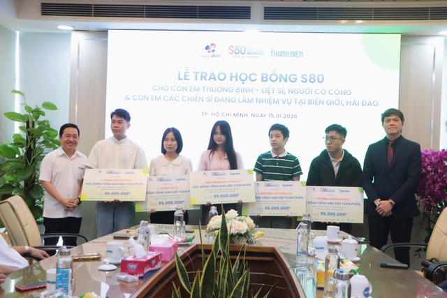 Trao 15 suất học bổng tiếng Anh gần 1,5 tỉ đồng cho học sinh, sinh vi&ecirc;n - Ảnh 1.