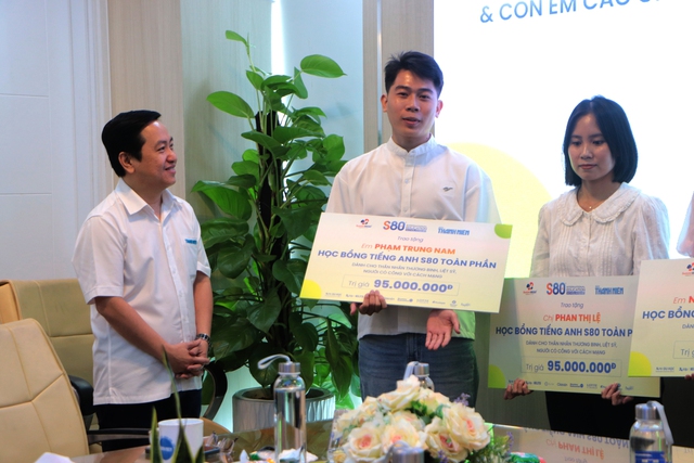 Trao 15 suất học bổng tiếng Anh gần 1,5 tỉ đồng cho học sinh, sinh vi&ecirc;n - Ảnh 3.