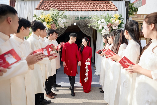 C&ocirc; d&acirc;u ch&uacute; rể l&agrave; h&agrave;ng x&oacute;m, chia khung giờ đ&atilde;i tiệc - Ảnh 1.