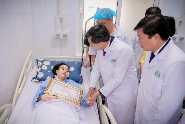 Nữ điều dưỡng nguyễn th&ugrave;y Trang dũng cảm trở lại nghề sau biến cố kinh ho&agrave;ng - Ảnh 1.