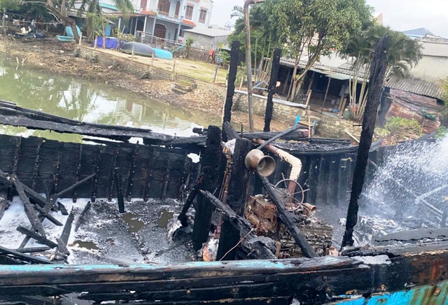 Quảng Ng&atilde;i: Ch&aacute;y 4 t&agrave;u c&aacute; khi đang neo đậu tr&ecirc;n s&ocirc;ng Tr&agrave; Bồng - Ảnh 2.