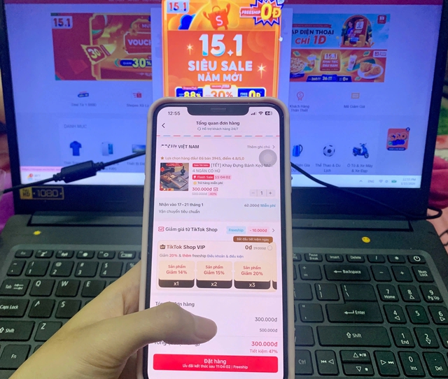 Nhiều người th&iacute;ch &lsquo;đi chợ tết&rsquo; tr&ecirc;n điện thoại - Ảnh 1.