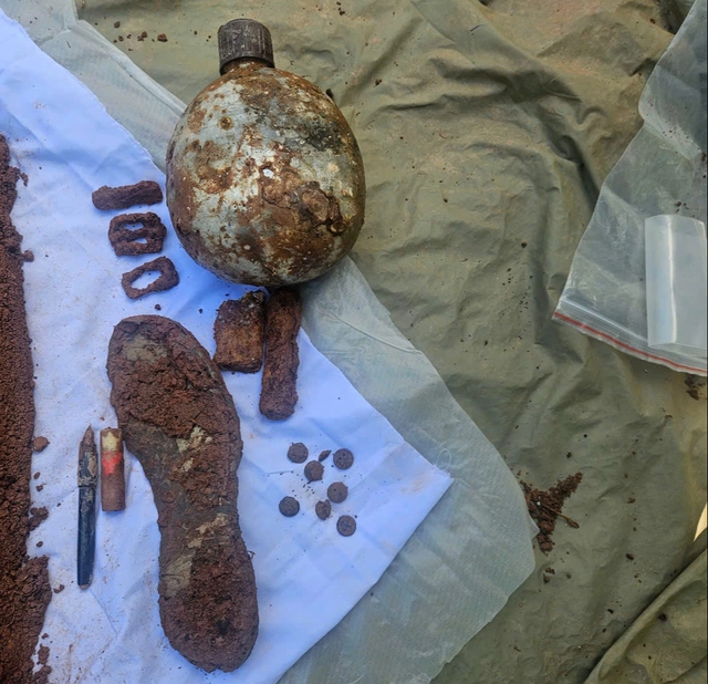 Quảng Trị: Ph&aacute;t hiện 2 h&agrave;i cốt liệt sĩ k&egrave;m di vật khắc t&ecirc;n Vương Ch&iacute; Cao- Ảnh 2.