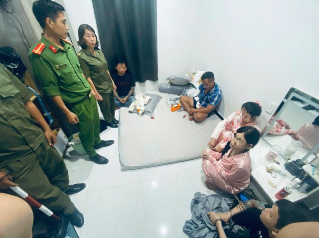 Đồng Nai bắt quả tang nh&oacute;m nam nữ 'bay lắc' ma t&uacute;y trong ph&ograve;ng ngủ- Ảnh 1.