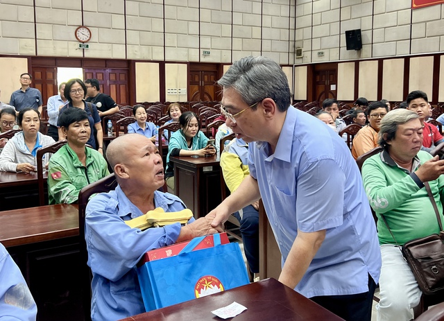 TP.HCM tặng thẻ bảo hiểm y tế gi&uacute;p người lao động ngh&egrave;o- Ảnh 1.