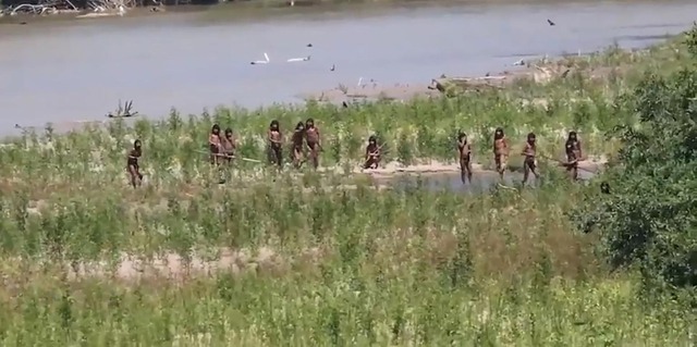 Những h&igrave;nh ảnh r&otilde; n&eacute;t đầu ti&ecirc;n về bộ lạc chưa từng tiếp x&uacute;c với b&ecirc;n ngo&agrave;i - Ảnh 2.