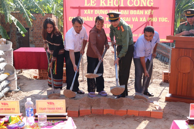 C&ocirc;ng an tỉnh Gia Lai tặng 23 căn nh&agrave; t&igrave;nh nghĩa cho người ngh&egrave;o đ&oacute;n tết - Ảnh 1.