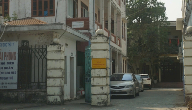 Vụ Đồ hộp Hạ Long: lộ t&igrave;nh tiết hối lộ, c&aacute;n bộ kiểm dịch bị tạm giữ  - Ảnh 2.