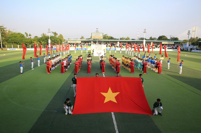 H&agrave;ng ng&agrave;n người &lsquo;tiếp lửa&rsquo; lễ khai mạc v&ograve;ng loại T&acirc;y Nam bộ TNSV THACO cup 2026- Ảnh 1.