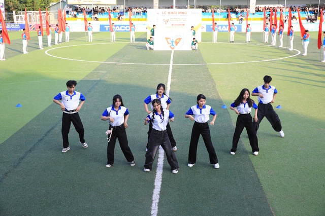 H&agrave;ng ng&agrave;n người &lsquo;tiếp lửa&rsquo; lễ khai mạc v&ograve;ng loại T&acirc;y Nam bộ TNSV THACO cup 2026- Ảnh 2.