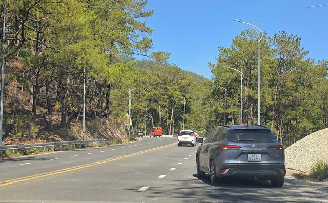 C&aacute;c phương tiện được lưu th&ocirc;ng qua đ&egrave;o Prenn để v&agrave;o Đ&agrave; Lạt- Ảnh 1.