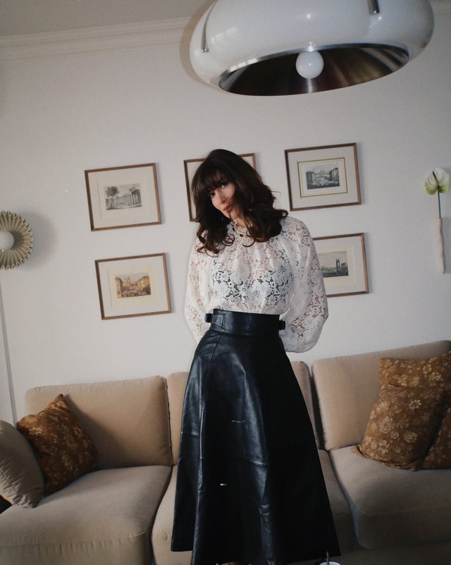 'Bật' cá tính, đưa chất đường phố vào công sở với bản phối từ chân váy da - Ảnh 1.