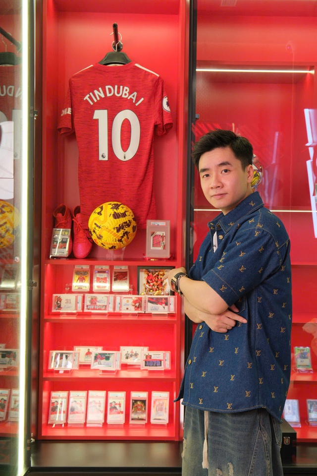 Chàng trai Hà Nội sở hữu 19 thẻ chữ ký Cristiano Ronaldo độc nhất Việt Nam - Ảnh 3. Chàng trai Hà Nội sở hữu 19 thẻ chữ ký Cristiano Ronaldo độc nhất Việt Nam - Ảnh 3.