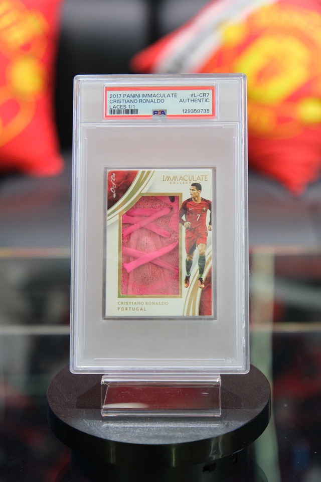 Chàng trai Hà Nội sở hữu 19 thẻ chữ ký Cristiano Ronaldo độc nhất Việt Nam - Ảnh 2. Chàng trai Hà Nội sở hữu 19 thẻ chữ ký Cristiano Ronaldo độc nhất Việt Nam - Ảnh 2.