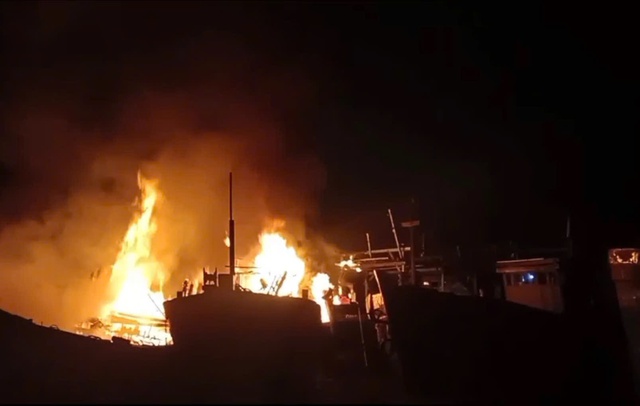 Quảng Ng&atilde;i: Ch&aacute;y 4 t&agrave;u c&aacute; khi đang neo đậu tr&ecirc;n s&ocirc;ng Tr&agrave; Bồng - Ảnh 1.