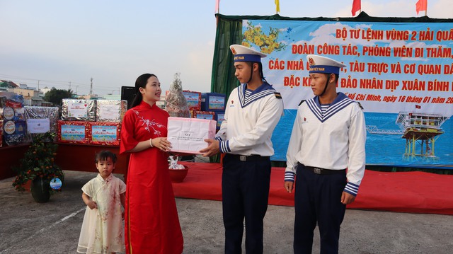 Mang xu&acirc;n ấm đến nh&agrave; gi&agrave;n DK1 v&agrave; thềm lục địa ph&iacute;a nam Tổ quốc- Ảnh 3.