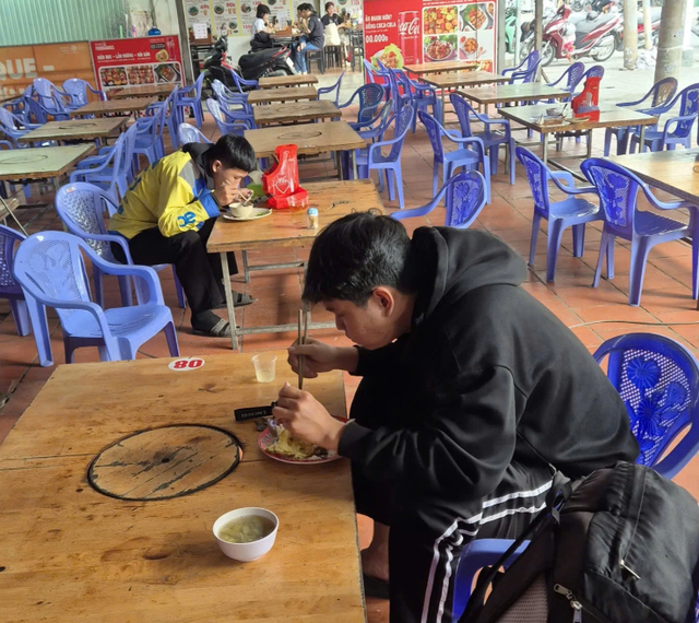 Sau tờ giấy "th&ocirc;ng b&aacute;o tăng gi&aacute;" ở qu&aacute;n ăn&hellip; - Ảnh 3.