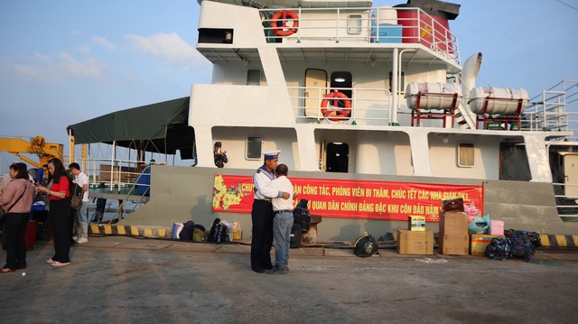 Mang xu&acirc;n ấm đến nh&agrave; gi&agrave;n DK1 v&agrave; thềm lục địa ph&iacute;a nam Tổ quốc- Ảnh 5.