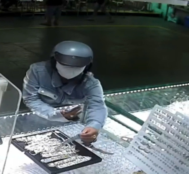 TP.HCM: Vừa ra tù, nữ quái tiếp tục trộm vàng tại chợ An Đông - Ảnh 2.