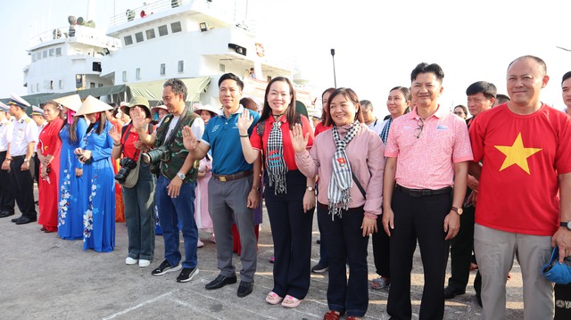 Mang xu&acirc;n ấm đến nh&agrave; gi&agrave;n DK1 v&agrave; thềm lục địa ph&iacute;a nam Tổ quốc- Ảnh 1.