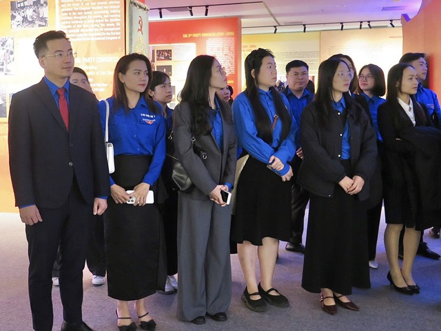 Triển l&atilde;m về Đại hội Đảng g&acirc;y x&uacute;c động mạnh mẽ cho người trẻ- Ảnh 1.