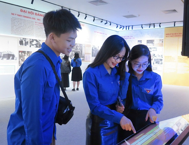 Triển l&atilde;m về Đại hội Đảng g&acirc;y x&uacute;c động mạnh mẽ cho người trẻ- Ảnh 4.