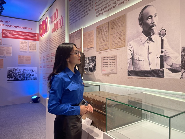 Triển l&atilde;m về Đại hội Đảng g&acirc;y x&uacute;c động mạnh mẽ cho người trẻ- Ảnh 3.