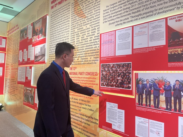 Triển l&atilde;m về Đại hội Đảng g&acirc;y x&uacute;c động mạnh mẽ cho người trẻ- Ảnh 2.