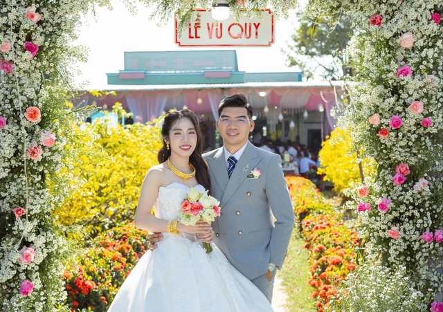 Đám cưới con gái rực rỡ giữa vườn mai ở Cần Thơ khiến mọi người trầm trồ - Ảnh 1. Đám cưới con gái rực rỡ giữa vườn mai ở Cần Thơ khiến mọi người trầm trồ - Ảnh 1.