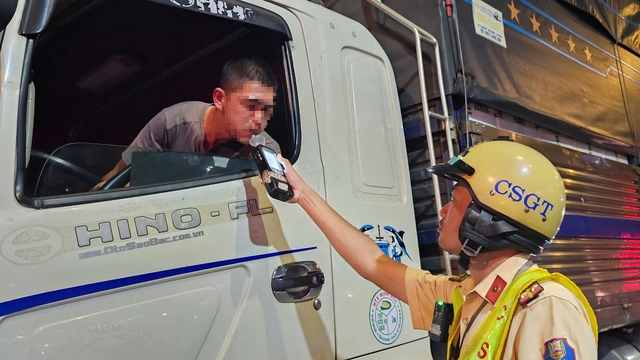 Kiểm tra ma t&uacute;y tại chợ đầu mối Thủ Đức, bốc xếp dương t&iacute;nh ma t&uacute;y - Ảnh 2.