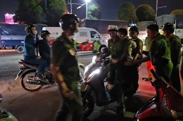 Kiểm tra ma t&uacute;y tại chợ đầu mối Thủ Đức, bốc xếp dương t&iacute;nh ma t&uacute;y - Ảnh 4.