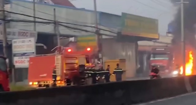 Đồng Th&aacute;p: Xe đầu k&eacute;o bốc ch&aacute;y dữ dội tr&ecirc;n quốc lộ 1- Ảnh 2.