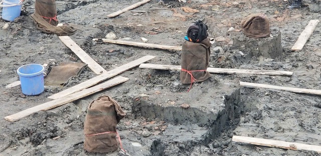 Ph&aacute;t hiện b&atilde;i cọc gỗ cổ trong khu di t&iacute;ch Đền Kiếp Bạc - Ảnh 1.