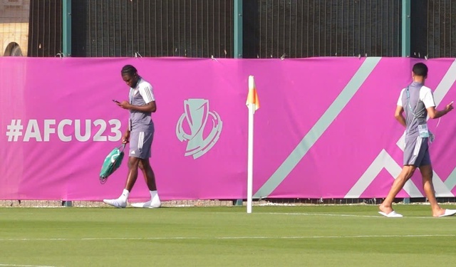 Cầu thủ UAE đi tập muộn, có vẻ thiếu tập trung trước tứ kết đấu U.23 Việt Nam- Ảnh 2. Cầu thủ UAE đi tập muộn, có vẻ thiếu tập trung trước tứ kết đấu U.23 Việt Nam- Ảnh 2.