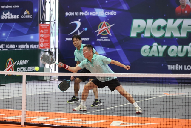 Huyền thoại b&oacute;ng đ&aacute; tranh t&agrave;i PickFootball, tặng TV b&agrave; con bị ảnh hưởng b&atilde;o lũ tại Kh&aacute;nh H&ograve;a- Ảnh 3.