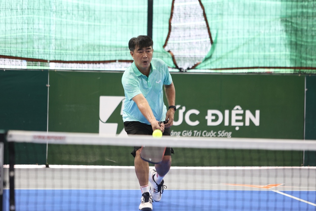 Huyền thoại b&oacute;ng đ&aacute; tranh t&agrave;i PickFootball, tặng TV b&agrave; con bị ảnh hưởng b&atilde;o lũ tại Kh&aacute;nh H&ograve;a- Ảnh 2.