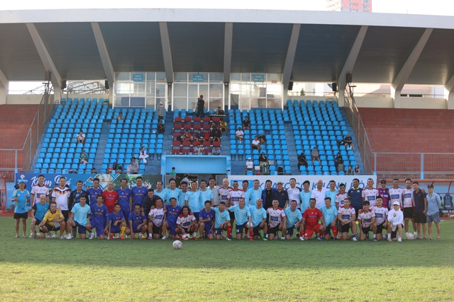 Huyền thoại b&oacute;ng đ&aacute; tranh t&agrave;i PickFootball, tặng TV b&agrave; con bị ảnh hưởng b&atilde;o lũ tại Kh&aacute;nh H&ograve;a- Ảnh 5.